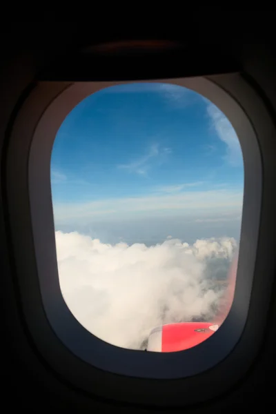 Cielo azul a través de la ventana del avión — Foto de Stock