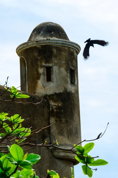 Ancienne tour militaire comme un rappel de l'époque coloniale — Photo