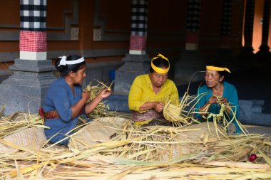 Bali dili kadın teklifleri için sepet yapmak