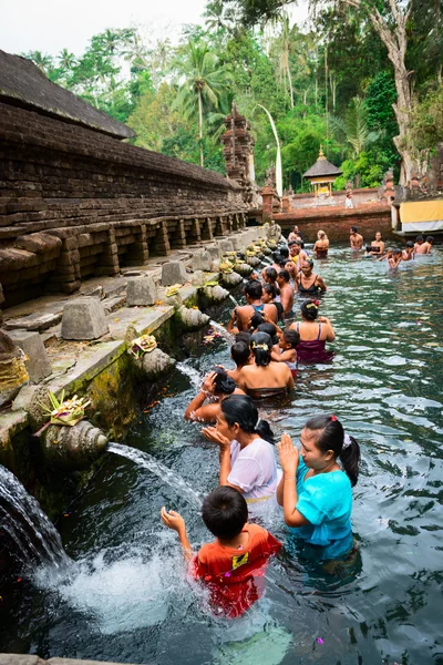 净化在神圣圣洁的温泉水，巴厘岛 — 图库照片