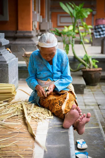 Balinese old women make baskets for offerings — Stock Photo, Image