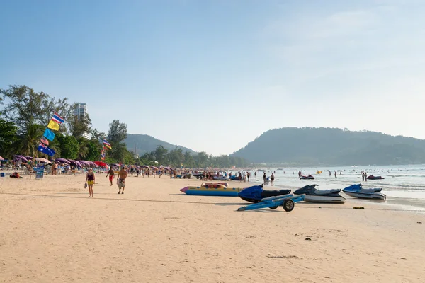 Patong beach with tourists and scooters, Phuket, Thailand — Stock Photo, Image