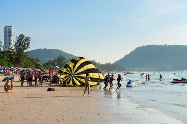 Zatłoczonej plaży patong z turystów, phuket, Tajlandia — Zdjęcie stockowe