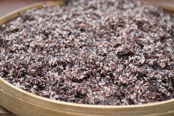 Steam black rice in big wooden plate — Stock Photo, Image