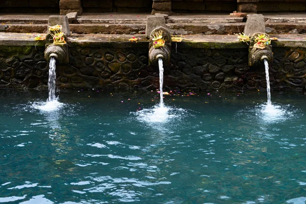 Brunnen im Tempel Tirta Empul, Bali, Indonesien — Stockfoto