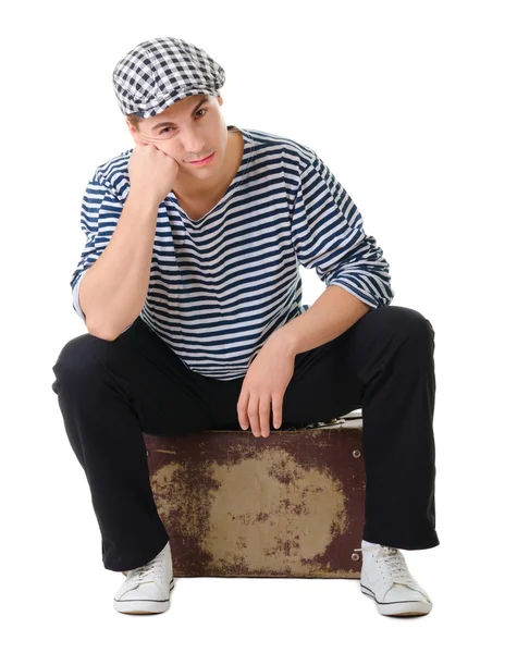 Triste attesa giovane viaggiatore maschio sulla valigia vintage — Foto Stock