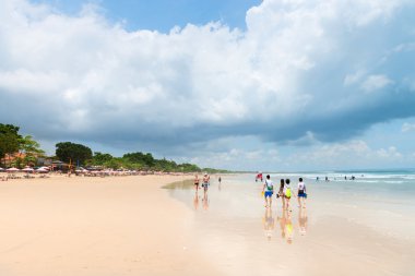 Bali geniş kum plaj