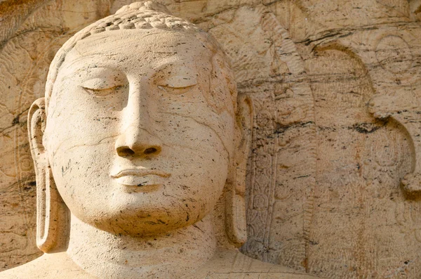 Buddha faccia su pietra gialla — Foto Stock