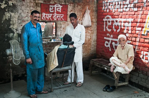Pouliční kadeřnictví v Indii — Stock fotografie