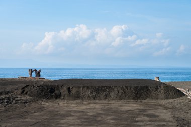 Deniz tuz üretim çiftliği Bali, indones üzerinde siyah volkanik kum
