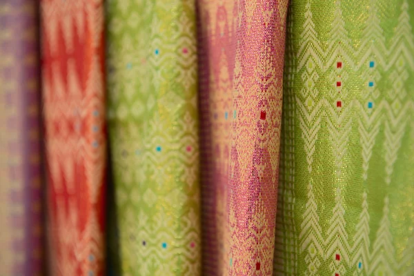 Satılık renkli kumaşlar — Stok fotoğraf