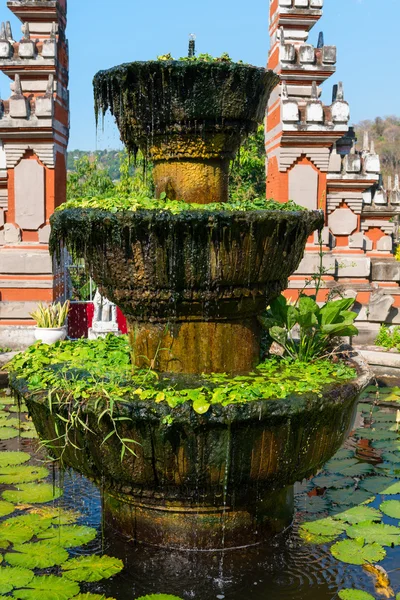 Fuente de piedra antigua en estilo balinés —  Fotos de Stock