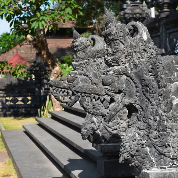 Imagen tradicional de dragón de piedra balinés en el templo —  Fotos de Stock