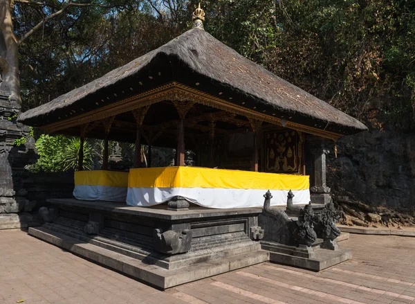 Traditional Balinese pavilion Bale Piasan for offerings in the t — Stock Photo, Image