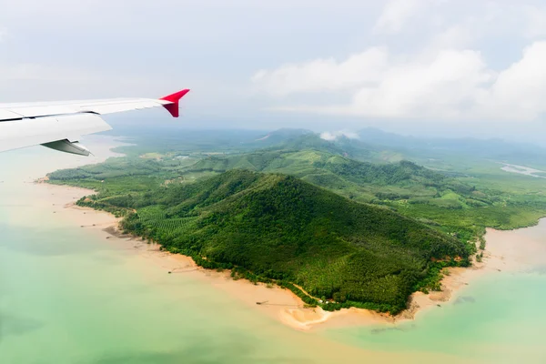 Вид с воздуха на тропический берег под самолетом — стоковое фото