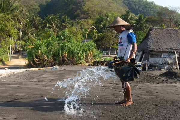 Traditional sea salt production on on the volcanic black sand, B — Stock Photo, Image