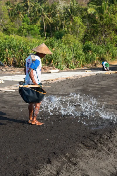 Traditionele zee zout productie op op de vulkanische zwarte zand, b — Stockfoto