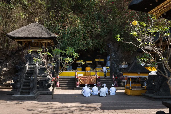 Heilige ceremonie in goa lawah bat cave, bali, Indonesië — Stockfoto