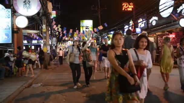 Patong Bangla road por la noche, Phuket, Tailandia — Vídeo de stock
