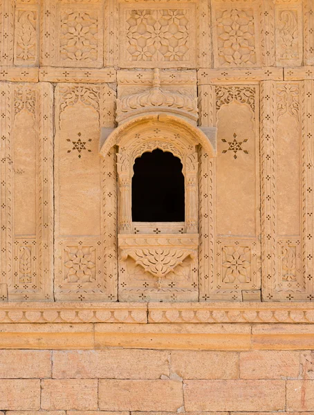 Petite fenêtre avec ornement floral, Inde — Photo