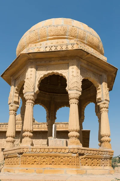 Royal cenotaphs med blommig prydnad, Indien — Stockfoto