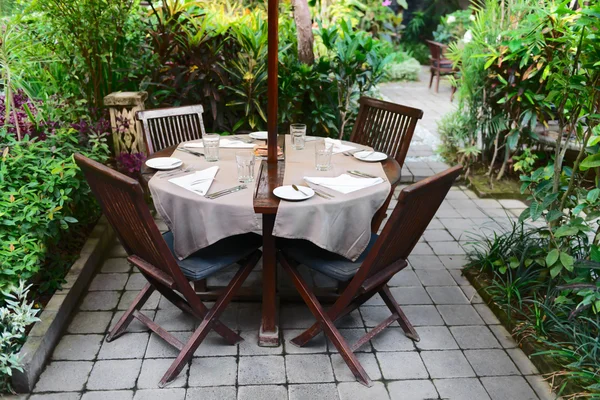 Café extérieur dans un jardin verdoyant — Photo