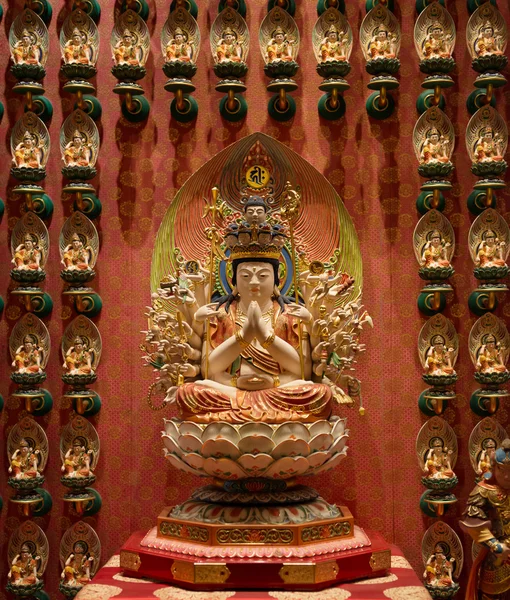 Boeddhistische beelden in een tempel — Stockfoto