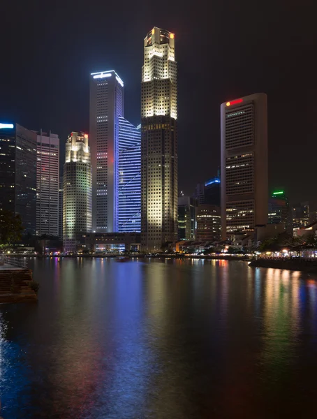 Beleuchtete Skyline von Singapore bei Nacht — Stockfoto