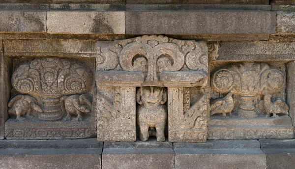 Rista på prambanan templet vägg, Indonesien — Stockfoto