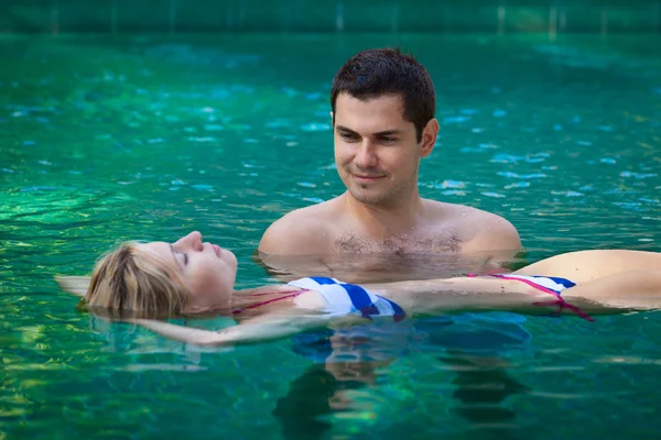 Glückliche Flitterwochen im Schwimmbad — Stockfoto