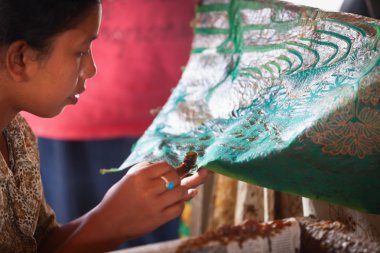 kadın batik yapmak için balmumu uygulamak