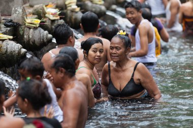 Kutsal Kutsal kaynak suyu, bali arıtma