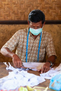 kadın batik yapmak için balmumu uygulamak