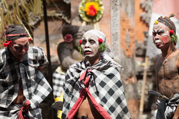 Выступают Баронг и Крис Дэнс, Бали, Индонезия — стоковое фото