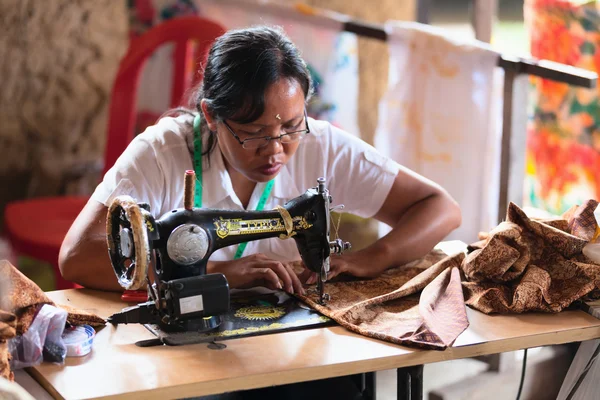 Balinese vrouwelijke kleermaker naai op een machine — Stockfoto