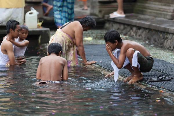Очищение в святой святой родниковой воде, Бали — стоковое фото