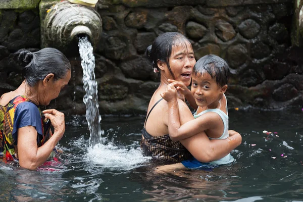 Purification in sacred holy spring water, Bali — Stock Photo, Image