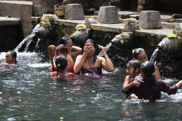 Purificação em água benta sagrada, Bali — Fotografia de Stock