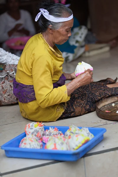 Balinese woman makes sweets for offerings — Stock Photo, Image