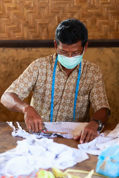 Mujer aplicar cera para hacer batik —  Fotos de Stock