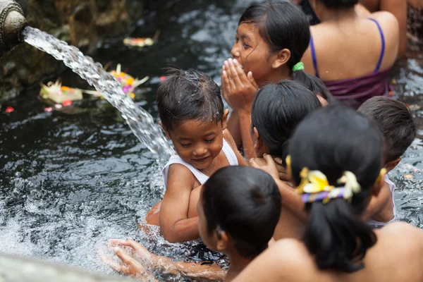 Purificação em água benta sagrada, Bali — Fotografia de Stock