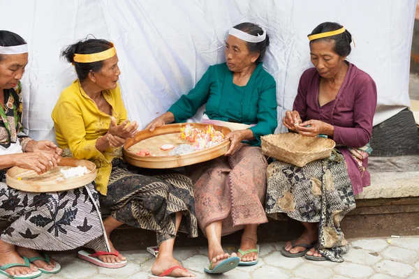 Балийские женщины делают сладости для приношений — стоковое фото