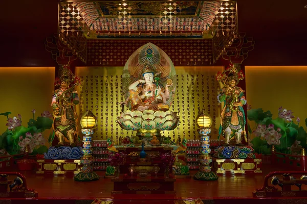 Boeddha in tand relikwie tempel in Chinatown, singapore — Stockfoto