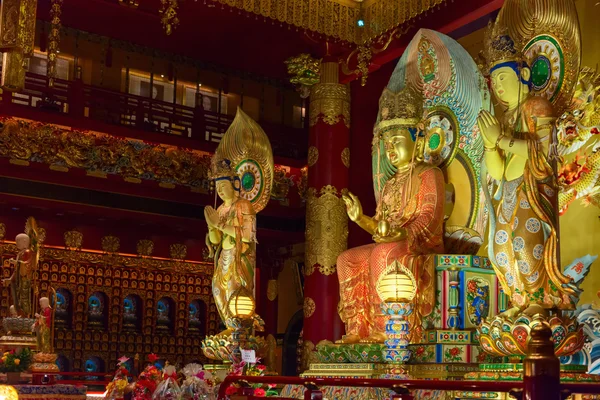 Boeddha in tand relikwie tempel in Chinatown, singapore — Stockfoto