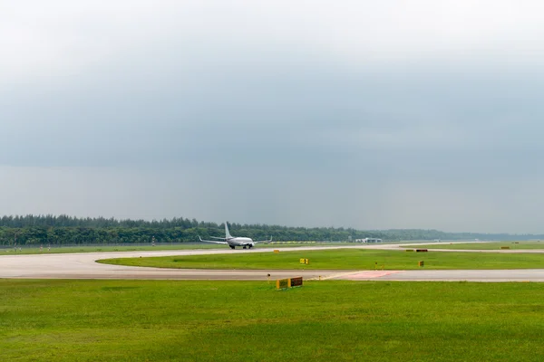 Avião acelera na pista do aeroporto — Fotografia de Stock