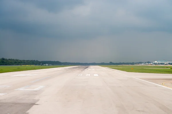 Flygplatsens landningsbana under stormen himmel — Stockfoto