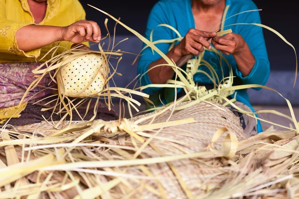 Mulheres balinesas fazem cestas para oferendas — Fotografia de Stock