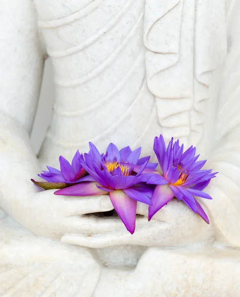 Friss virágok-Buddha kép kezében — Stock Fotó