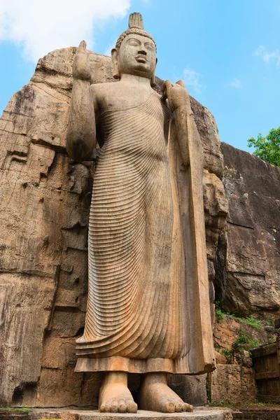 Avukana stående buddha staty, sri lanka. — Stockfoto