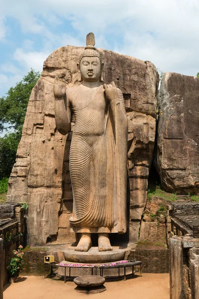 Avukana stående buddha staty, sri lanka. — Stockfoto